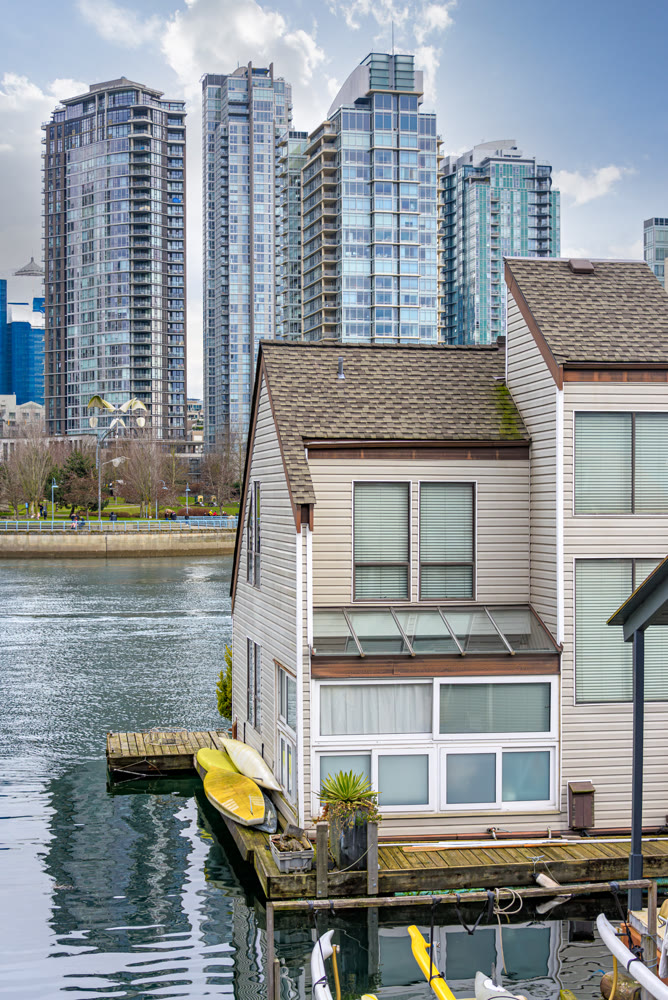 House on the water with view at downtown of Vancouver, Canada