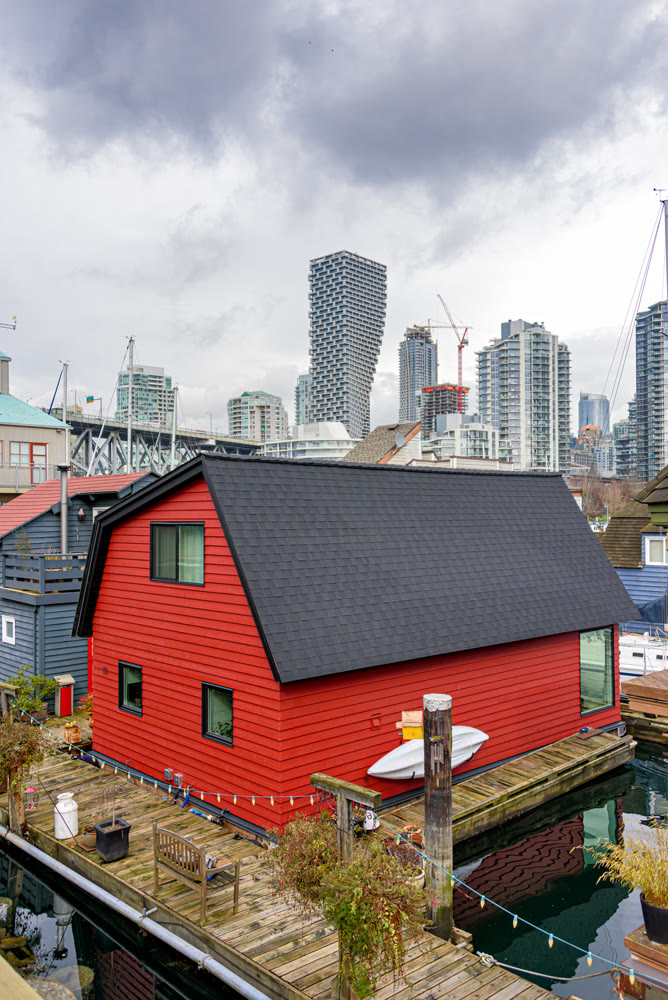 House on the water with view at downtown of Vancouver, Canada