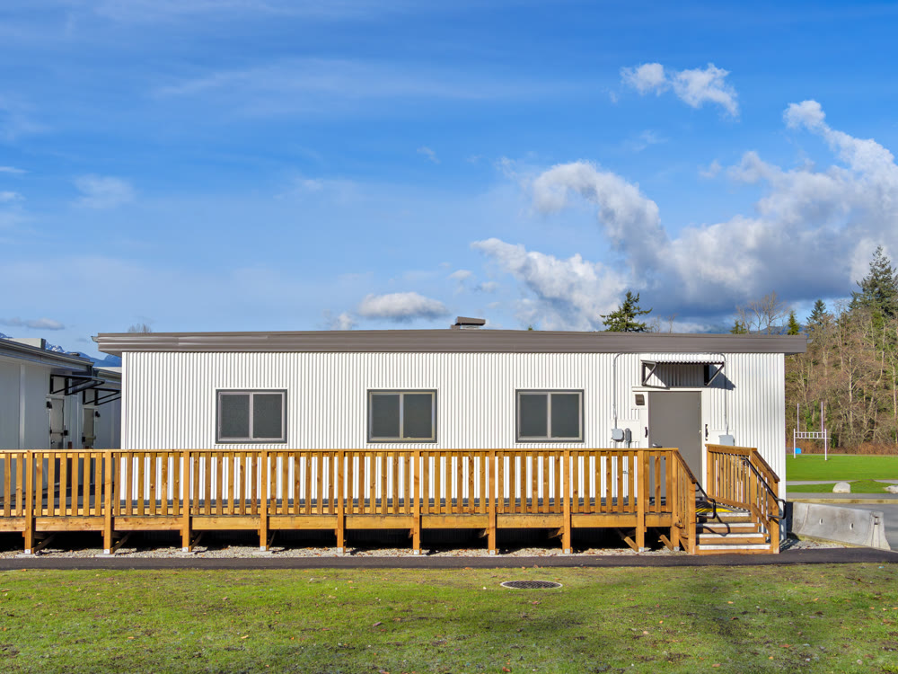 Lightweight portable building unit for expanding office space and rooms