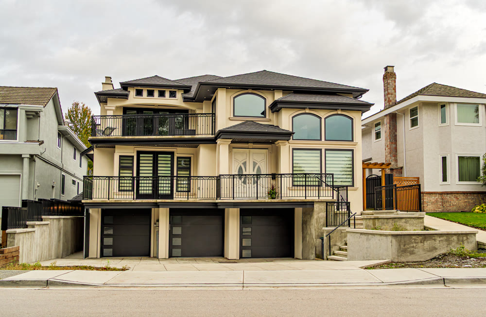 A Perfect Neiborhood. Luxury Suburban House with Three Garages and Balcony