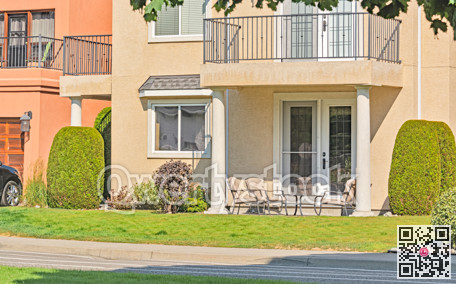 Luxury residential townhouses with private entrance from the street